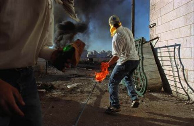 Ramallah, 2000. Un palestinien lançant des cocktails Molotov aux troupes de l'armée israélienne. © James Nachtwey / Agence VII Ramallah, 2000. Un palestinien lançant des cocktails Molotov aux troupes de l'armée israélienne. © James Nachtwey / Agence VII